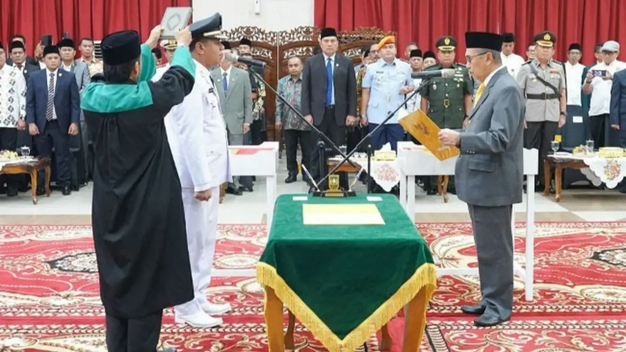 Gubernur Riau Syamsuar saat mengambil sumpah dan jabatan dalam pelantikan Bupati Kuansing Suhardiman Amby.