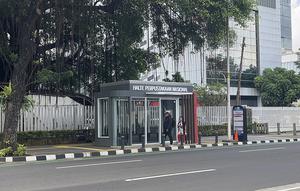 Halte Perpustakaan Nasional di Jalan Medan Merdeka Selatan, Jakarta Pusat, kini tampil dengan wajah baru usai direvitalisasi. (Liputan6.com/Winda Nelfira)