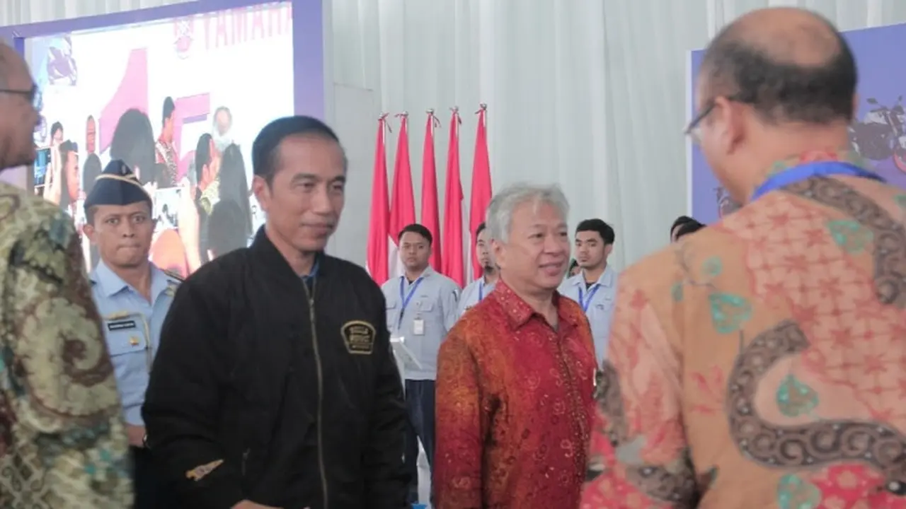 Presiden Jokowi bersama Executive Vice President Yamaha Indonesia Dyonisius Beti.