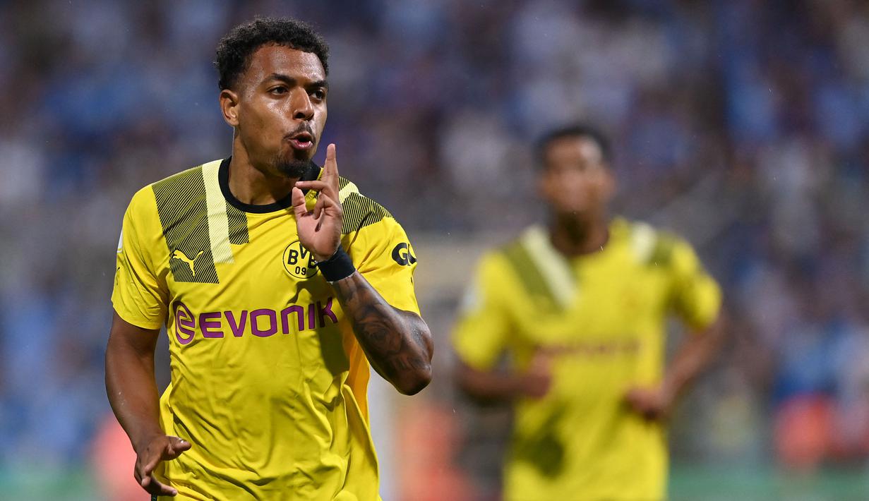 Donyell Malen tercatat menjadi salah satu penjualan tertinggi di bursa transfer musim 2021. Ia dibeli oleh Borussia Dortmund dengan harga 30 juta euro pada musim 2021. Sebelum diorbitkan PSV U-21, Malen pernah membela akademi Hollandia, Ajax, hingga Arsenal. (AFP/Christof Stache)