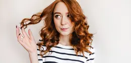 Yuk simak cara melakukan perawatan pada rambut bergelombang agar tetap sehat, lembut, dan terdefinisi. [Dok/freepik.com/lookstudio]