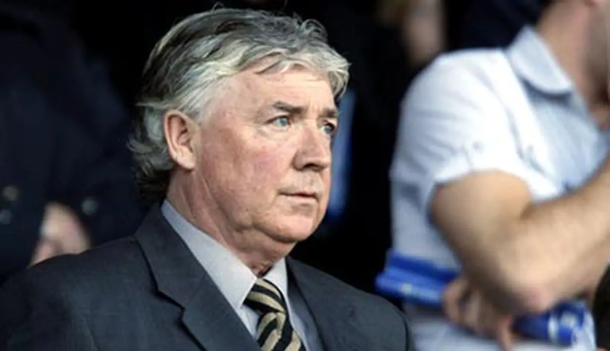 Newcastle United's Interim Manager Joe Kinnear arrives to take his seat prior to the kick off of the English Premier League football match against Everton at Goodison Park in Liverpool on October 5, 2008. AFP PHOTO/PAUL ELLIS