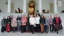 Presiden Joko Widodo berfoto bersama dengan komunitas dan para pelaku usaha busana muslim usai menggelar pertemuan di Istana Bogor, Jawa Barat, Kamis (26/4). (Liputan6.com/Pool/Biro Pers Setpres)