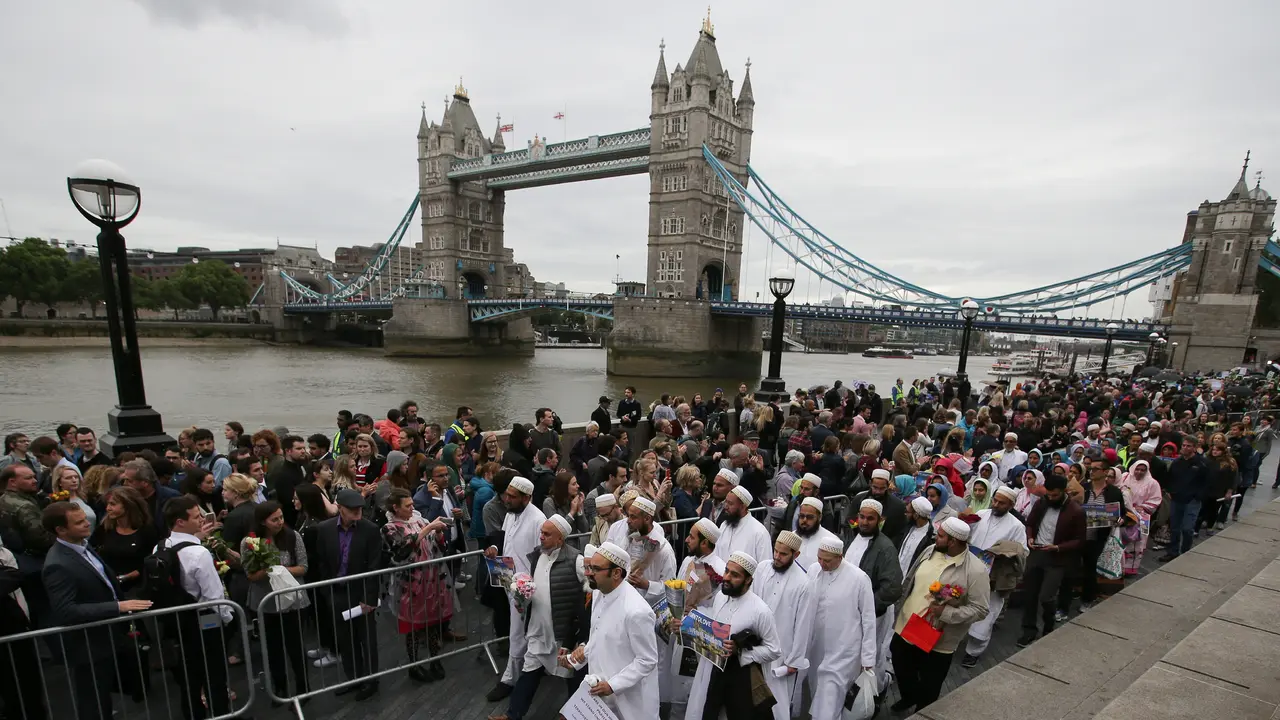 20170605-Muslim London Beri Penghormatan pada Korban Serangan Teror-AP
