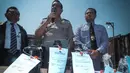 Dalam penggerebekan Selasa (19/8/14), polisi menyita barang bukti berupa tangki penyimpanan, kontainer, dan mesin pompa. (Liputan6.com/Faizal Fanani)