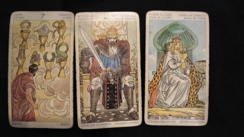 Tebaran kartu tarot hari ini oleh Lidia Pratiwi. (Sumber foto: Lidia Pratiwi/Bintang.com)