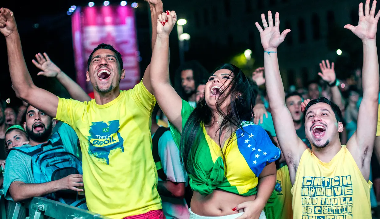 Fans wanita bersorak saat menyaksikan pertandingan antara Brasil melawan Argentina pada semifinal Copa America 2019 di Rio de Janeiro, Brasil (2/7/2019). Di pertandingan ini Brasil menang 2-0 atas Argentina berkat gol striker Gabriel Jesus dan Roberto Firmino. (AFP Photo/Daniel Ramalho)