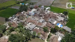 Foto udara memperlihatkan pemukiman yang hancur akibat gempa di Desa Sarampad, Kabupaten Cianjur, Jawa Barat, Selasa (22/11/2022). Kerusakan akibat gempa membuat kendaraan tidak bisa melintas untuk membawa bantuan bagi warga terdampak. (Liputan6.com/Herman Zakharia)