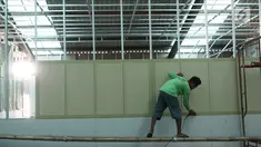 Pekerja menyelesaikan pembangunan ruang bioskop rakyat di Pasar Jaya Teluk Gong, Jakarta, Sabtu (24/11). Bioskop rakyat ini dinamai Indiskop atau Bioskop Independen. (Liputan6.com/Herman Zakharia)