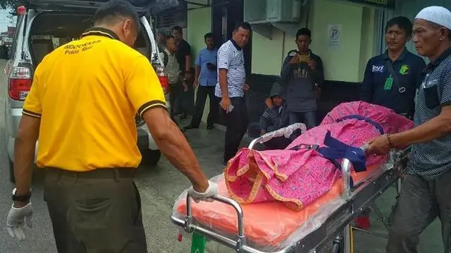 Jenazah korban pembunuhan oleh Hendra Syaputra ketika dijemput keluarganya dari RS Bhayangkara Pekanbaru.