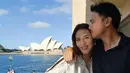 Hamish Daud bahkan memperlihatkan momen mesra bersama sang istri dalam akun Instagram pribadinya. Keduanya tampak berpose mesra dengan latar belakang Gedung Opera Sydney.(Liputan6.com/IG/@hamishdw)