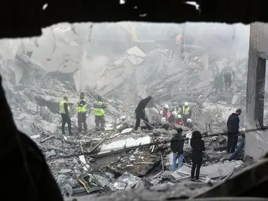 Tim penyelamat memilah-milah reruntuhan bangunan dan mencari korban setelah serangan udara Israel semalam yang menghantam kawasan Basta di Beirut, Lebanon pada 23 November 2024. (Fadel ITANI/AFP)