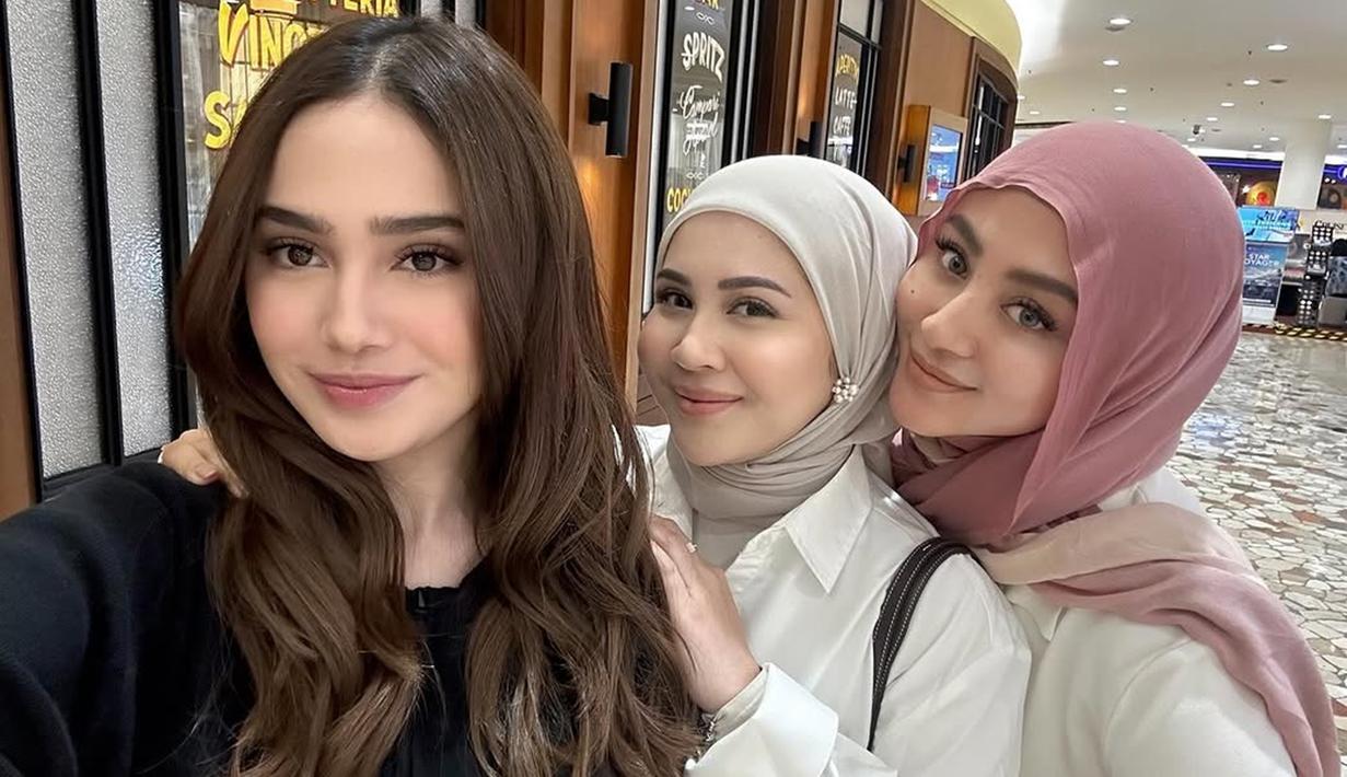 Syifa Hadju, Kesha Ratuliu, dan Margin Wieheerm tampil dengan busana yang simpel. Meski Syifa hanya pakai sweater, Kesha memakai kemeja putih dan Margin pakai baju kaus, namun penampilan ketiganya tetap stylish. Polesan makeup natural membuat Syifa, Kesha, dan Margin jadi makin cantik. Sudah jadi ibu, kebersamaaan Kesha dan Margin Wieheerm seperti ABG di foto ini. (Liputan6.com/IG/@kesharatuliu05)