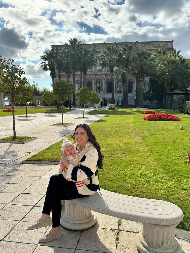 6 Potret Gaya Jessica Mila saat Momong Anak di Luar Negeri, Tampil Stunning