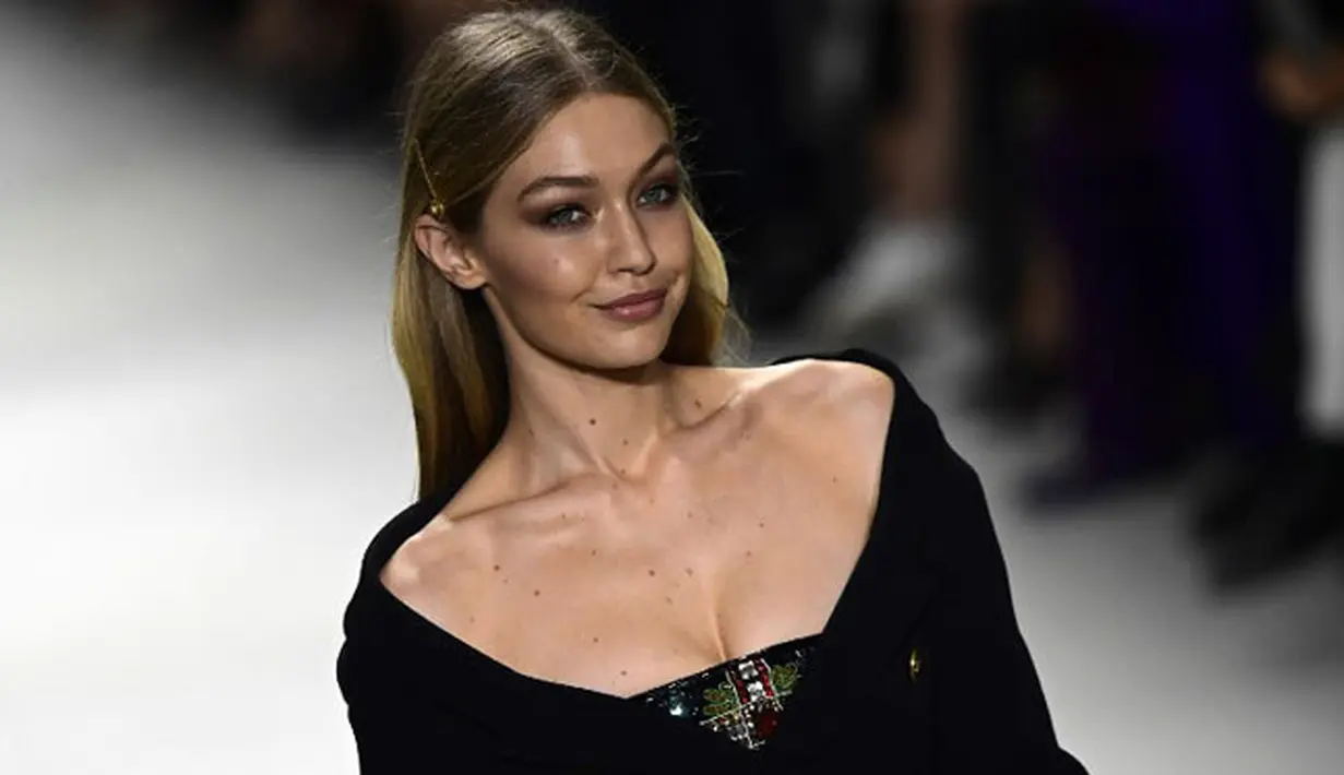 Selasa (31/10/2017), terjadi suasana mencekam akibat teror yang terjadi di New York. Berbagai pihak datang memberi dukungan, namun Gigi Hadid justru geram terhadap pernyataan dari seorang jurnalis lepas. (AFP/Miguel Medina)