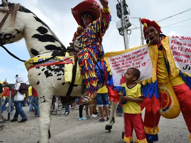 Pendukung Kolombia tiba di stadion menggunakan kuda untuk menyaksikan pertandingan kualifikasi Piala Dunia 2018 antara Kolombia dan Brasil di Barranquilla, Kolombia, (5/09). (AFP PHOTO/Raul ARBOLEDA)