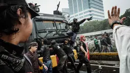 Massa pengunjuk rasa mempertanyakan gaji dan kenaikan tunjangan anggota DPR yang melebihi Rp100 juta per bulannya. (YASUYOSHI CHIBA/AFP)
