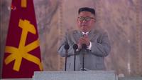 Kim Jong-un menangis terharu dalam parade militer yang menampilkan rudal baru Korea Utara pada 10 Oktober 2020 (AFP)