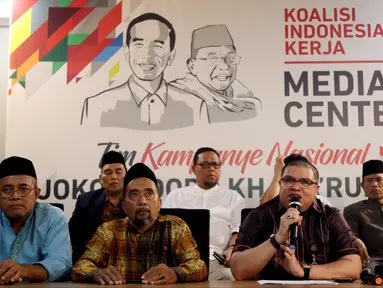 Jubir TKN dan Direktur Relawan Jokowi-Ma'ruf Amin, Razman Nasution (dua kanan) dan Maman Imanulhaq (kanan) mendampingi Eks 212 saat deklarasi dukungan di Rumah Cemara, Jakarta, Kamis (11/10). (Liputan6.com/JohanTallo)