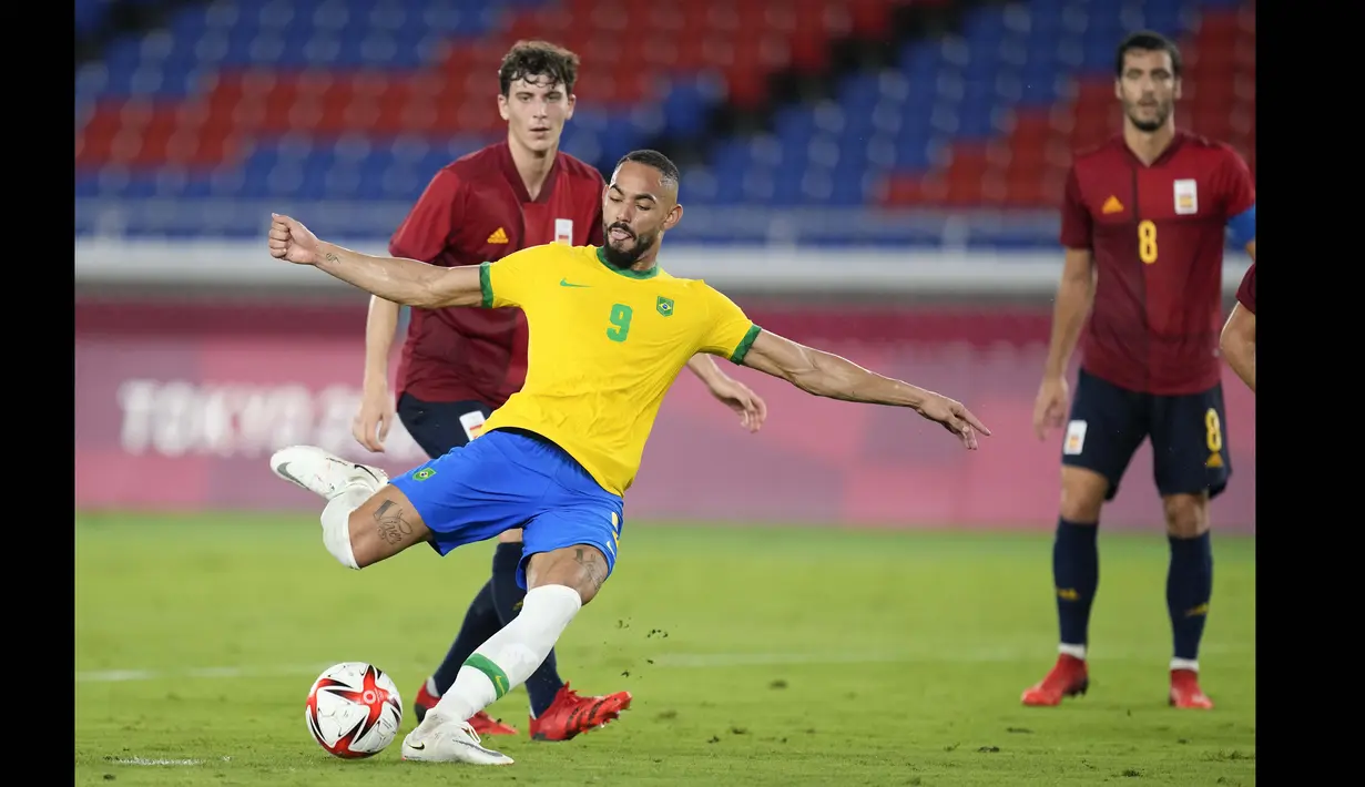 Pada menit ke-45+2, Timnas Brasil akhirnya mampu unggul lebih dulu. Umpan Dani Alves mampu dituntaskan Matheus Cunha menjadi gol dengan tembakan kaki kanan. Hingga jeda, skor 1-0 untuk keunggulan Brasil tetap bertahan. (Foto: AP/Andre Penner)