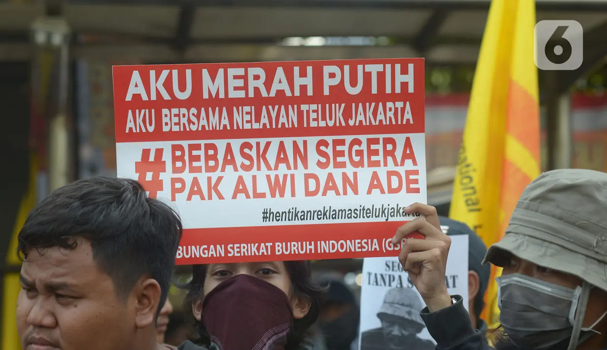 Massa nelayan tradisional teluk Jakarta melakukan aksi di depan Polda Metro Jaya, Jakarta, Rabu (4/12/2019). Aksi ini menuntut kepolisian membebaskan dua orang rekan mereka yang di tahan terkait laporan PT Kukuh Mandiri Lestari atas pemberhentian kapal tongkang Batu Merah. (merdeka.com/Imam Buhori)