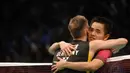 Usai pertandingan, Simon Santoso dan pemain Jerman Marc Zwiebler saling berpelukan, Jakarta,  Rabu (17/6/14). (Liputan6.com/Miftahul Hayat)