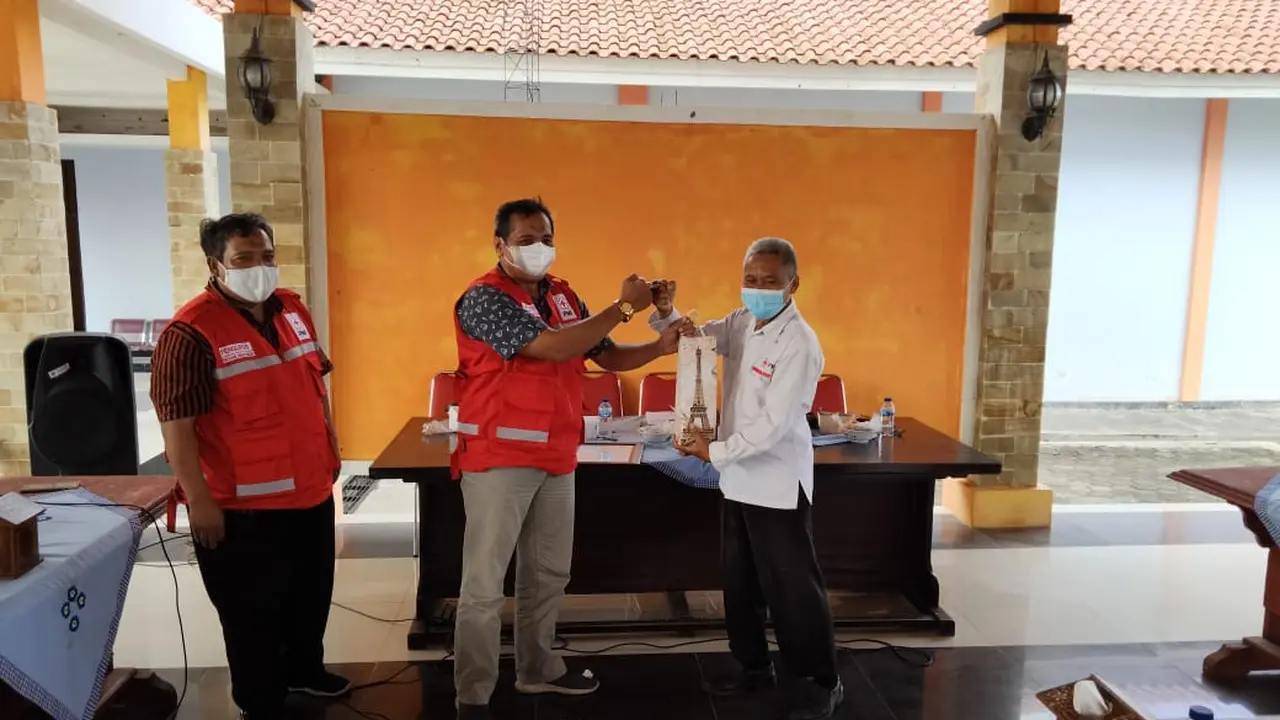 Sakirun mengabdi sebagai relawan di PMI Banyumas selama 31 tahun. (Foto: Liputan6.com/Humas Pemkab Banyumas)