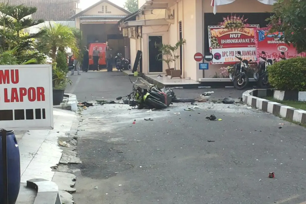 20160705-Polresta Surakarta Diguncang Ledakan Bom Bunuh Diri-Solo