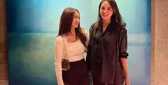 Ririn Ekawati selalu tampil memukau. Ibu 2 orang anak ini justru lebih terlihat seperti kakak dari anak perempuan pertamanya, Jasmine. Ririn tampil bak ABG dengan oversized shirt dan skinny pants berwarna hitam, sedang Jasmine mengenakan long sleeve top putih dipadu dengan cullotes pants hitam.