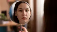 Potret wajah berjerawat wanita di cermin (Foto: Freepik/freepik).