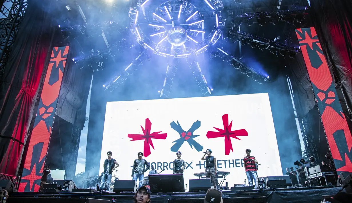 Soobin (kiri), Huening Kai, Beomgyu, Yeonjun, dan Taehyun dari Tomorrow X Together tampil pada hari ketiga Festival Musik Lollapalooza di Grant Park, Chicago, Amerika Serikat, 30 Juli 2022. (Photo by Amy Harris/Invision/AP)
