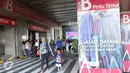 Sejumlah pengunjung di Blok B Pasar Tanah Abang usai Libur Lebaran, Jakarta, Jumat (15/7). Libur Lebaran telah selesai, namun kawasan Blok B Pasar Tanah Abang masih sepi. (Liputan6.com/Angga Yuniar)