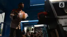 Kapolri Jenderal Idham Azis memusnahkan barang bukti narkoba jenis sabu di Lapangan Polda Metro Jaya, Jakarta, Kamis (2/7/2020). Polda Metro Jaya memusnahkan barang bukti narkoba jenis sabu seberat 1,2 ton. (merdeka.com/Imam Buhori)