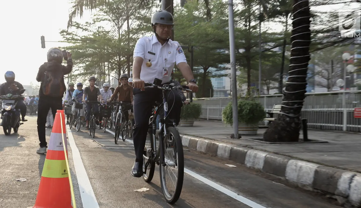 Gubernur DKI Jakarta Anies Baswedan bersama jajaran melakukan test jalur sepeda dari Jakarta International Veldrome menuju Balai Kota DKI Jakarta, Jumat (20/9/2019). Anies menjelaskan, selain difungsikan untuk olahraga sepeda juga bisa menjadi kendaraan jarak dekat. (Liputan6.com/Faizal Fanani)