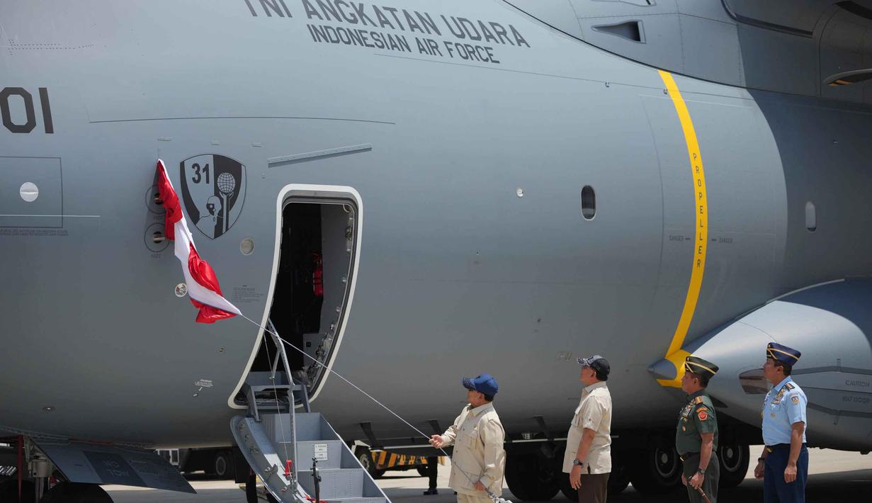 Presiden Republik Indonesia Prabowo Subianto meresmikan pesawat kargo militer Airbus A400M TNI AU yang baru tiba di Pangkalan Udara Halim Perdanakusuma di Jakarta, Indonesia, Senin 3 November 2025. Upacara serah terima tersebut dipimpin langsung oleh Presiden Prabowo Subianto, yang secara simbolis menyerahkan pesawat tersebut kepada Panglima TNI Jenderal Agus Subiyanto. (AP Photo/Achmad Ibrahim)