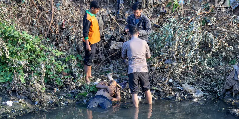 Terduga Pelaku Pelecehan Menceburkan Diri ke Kali Ciliwung