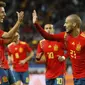 Para pemain Spanyol merayakan gol yang dicetak David Silva ke gawang Kosta Rika pada laga persahabatan di Stadion La Rosaleda, Sabtu (11/11/2017). Spanyol menang 5-0 atas Kosta Rika. (AP/Miguel Morenatti)