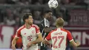 Penyerang Manchester United Marcus Rashford ditantang oleh pemain Bayern Munchen Leon Goretzka dan Konrad Laimer dalam matchday 1 Grup A Liga Champions 2023/2024 di Allianz Arena, Kamis (21/9/2023). (AP Photo/Matthias Schrader)