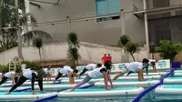 Floating yoga atau yoga di atas air.