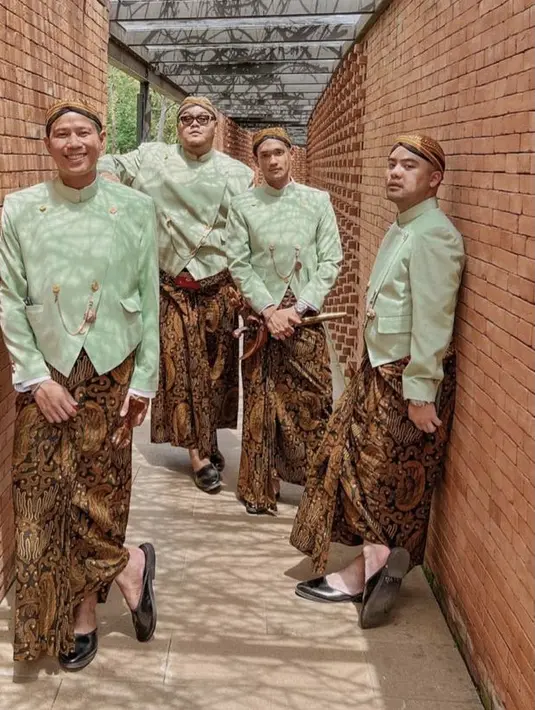 Pose OOTD dengan beskap dan kain lengkap dengan aksesori blangkon dan keris (Instagram @rezachandika)