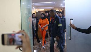 Polda Metro Jaya juga membuka posko pengaduan korban Wedding Organizer yang dikelola oleh Ayu Puspita. Tampak dalam foto, Ayu Puspita, pemilik Wedding Organizer by Ayu Puspita (tengah), digelandang petugas dari unit Kriminal Umum Polda Metro Jaya sesaat rilis di Gedung Ditreskrimum Polda Metro Jaya, Sabtu (13/12/2025). (Kapanlagi.com/Budy Santoso)