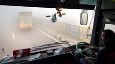 Seorang pengemudi bus mengemudi di tengah kabut asap pagi dekat Lucknow, India, Selasa (20/12/2022). India Utara mengalami kabut pertama musim ini dan diperkirakan akan berlangsung selama lima hari ke depan yang mengganggu transportasi kereta api, jalan raya, dan udara. (AP Photo/Rajesh Kumar Singh)