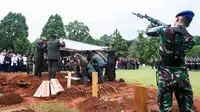 Suasana pemakaman penjaga gawang Timnas Indonesia untuk Olimpiade 1956 Melbourne, Maulwi Saelan, di Taman Makam Pahlawan Kalibata, Jakarta, Selasa (11/10/2016). (Bola.com/Vitalis Yogi Trisna)