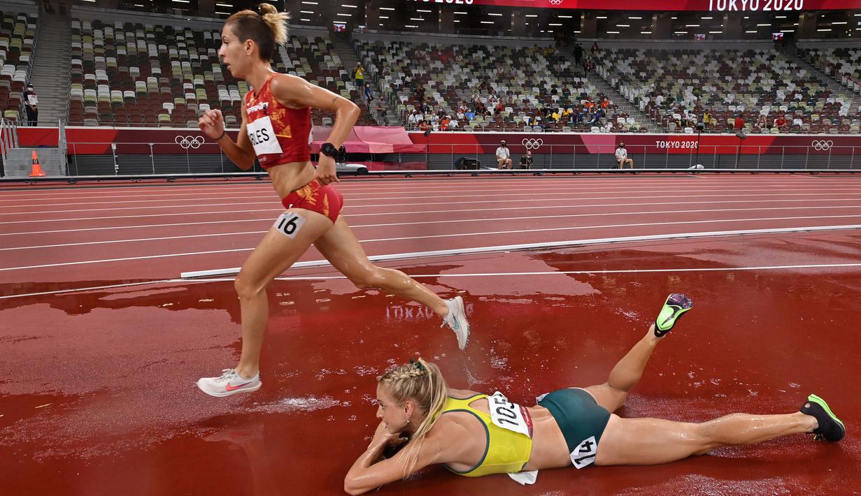 Genevieve Gregson asal Australia terjatuh saat final lari halang rintang 3000m putri pada Olimpiade Tokyo 2020 di Olympic Stadium, Tokyo, Rabu (4/8/2021). (Foto: AFP/Andrej Isakovic)