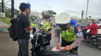 Satlantas Polres Metro Depok memberikan penindakan kepada pelanggar pengguna jalan raya pada Operasi Zebra Jaya 2025 di Jalan Raya Margonda, Depok. (Liputan6.com/Dicky Agung Prihanto)
