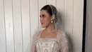 Penampilan sang mempelai perempuan, Chen Giovani di acara pemberkatan nikah mencuri perhatian. [IG/fcgweddings/myrnamyura]