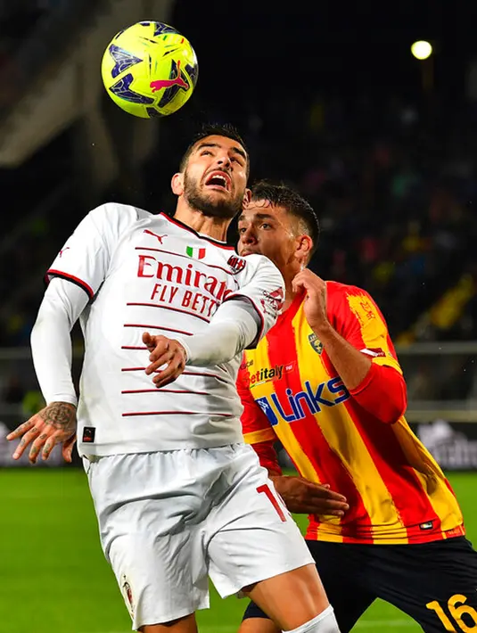 <p>Pemain AC Milan Theo Hernandez berebut bola dengan pemain Lecce Joan Gonzalez pada pertandingan sepak bola Liga Italia di Lecce, Italia, 14 Januari 2023. Pertandingan berakhir imbang dengan skor 2-2. (Giovanni Evangelista /LaPresse via AP)</p>