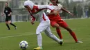 Pemain Iran, Sabnam Behesht (kiri) berusaha membawa bola dari kejaran pemain Singapura Ping Angelin selama kualifikasi Kejuaraan Piala Asia Wanita AFC tahun 2018 di Hanoi, Vietnam (5/4). (AFP Photo / Hoang Dinh Nam)