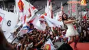 Aksi panggung pedangdut Nabila membuat suasana kampanye Partai Gerindra di Stadion GBK Jakarta semakin meriah (Liputan6.com/Helmi Fithriansyah)