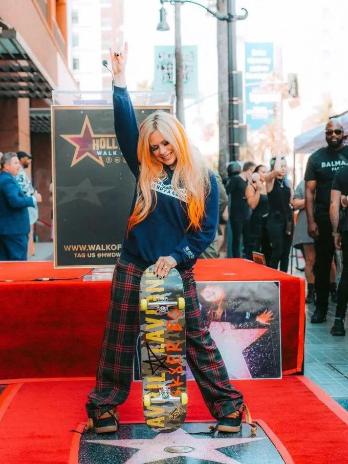 Avril Lavigne Mengulang Tampilannya Semasa Remaja saat Raih Hollywood Walk of Fame